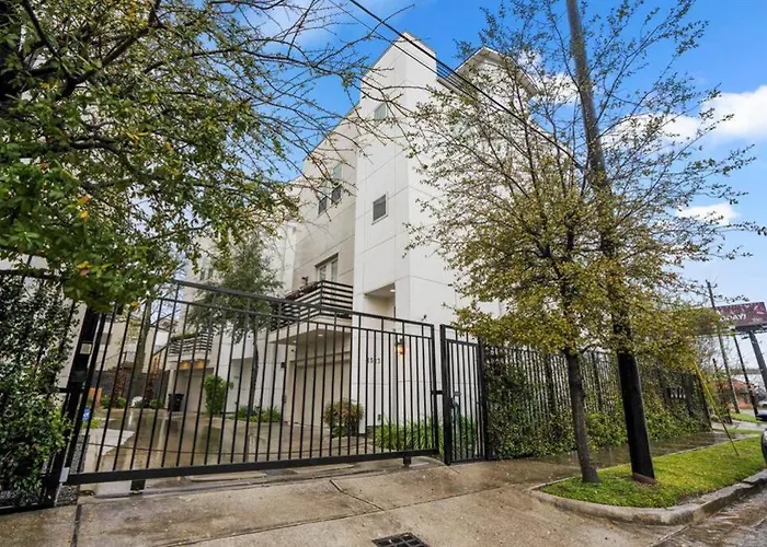 Casa Labella - Downtown Skyline Views - Sleeps 10
