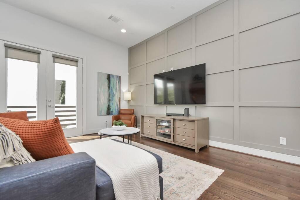 Casa Labella - Downtown Skyline Views - Sleeps 10